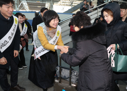 정의당 이정미 대표가 1일 서울역 플랫폼에서 귀성객들과 인사하고 있다.(사진=연합뉴스)