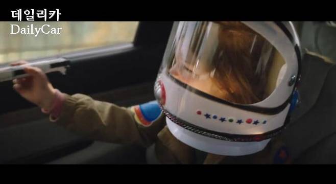 우주선 놀이를 하는 펠리세이드의 TV 광고 장면