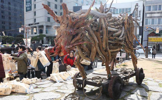 지난 1일 오전 제주시 관덕정 광장에서 봄맞이 축제인 2019 기해년 탐라국 입춘굿이 시작됨을 알리는 '낭쉐코사'가 열렸다. 참가자들이 나무로 만든 소인 '낭쉐'에 고사를 지내고 있다. 연합뉴스.