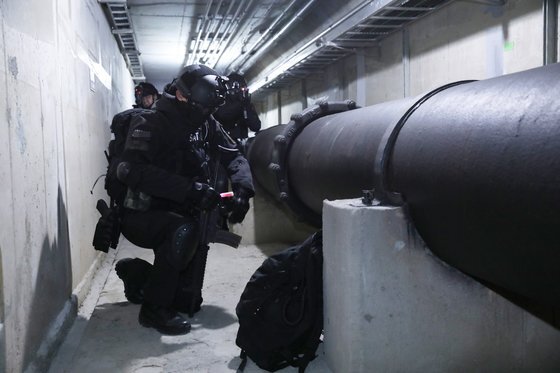 수방사 35특공대대 장병들이 서울시내 한 지하공동구에서 열린 대테러 훈련에서 수색정찰 활동을 펼치고 있다. 폭발물로 의심되는 가방에 표식을 남겨두고 있다. [김경빈 기자]