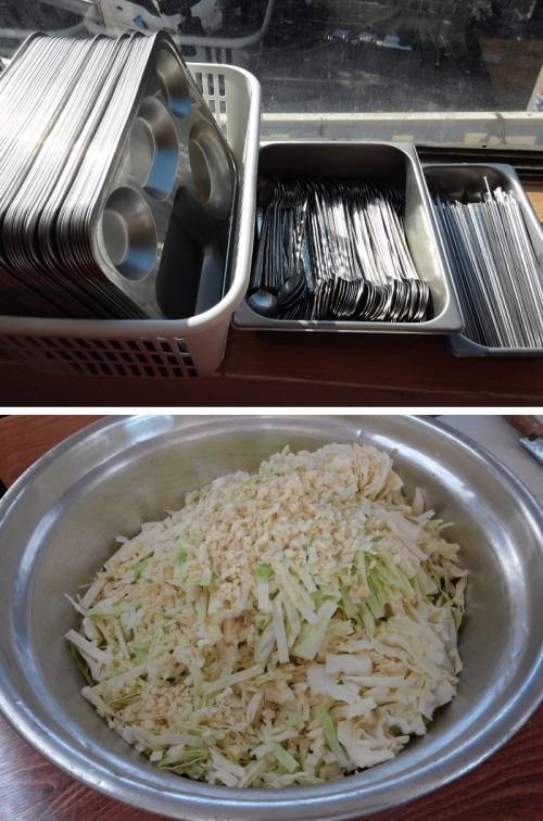 나란히 놓인 식판(사진 위)과 잘게 썬 음식 재료.