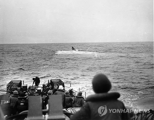 1944년 대서양에서 가라앉는 독일 유보트를 지켜보는 美해군 [EPA=연합뉴스 자료사진]
