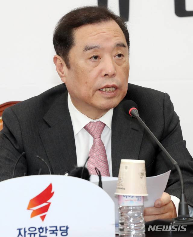 【서울=뉴시스】박영태 기자 = 지난달 31일 오후 서울 영등포구 여의도 국회에서 열린 자유한국당 블록체인 정당 선포식에서 김병준 비대위원장이 발언하고 있다. 2019.01.31.since1999@newsis.com