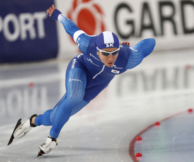 한국 남자 스피드스케이팅 단거리의 차세대 스타 김준호가 4일(한국시각) 노르웨이 하마르에서 열린 2018~2019 ISU 스피드 스케이팅 월드컵 5차대회 남자 500m에서 은메달을 따냈다. EPA연합뉴스