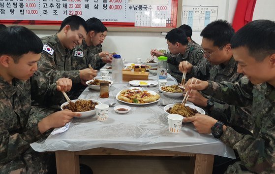 지난해 5월 육군 8군단 장병들이 외식기회 제도를 통해 평일에 강원 양양군 내 민간식당에서 점심식사를 했다. [육군 제공]
