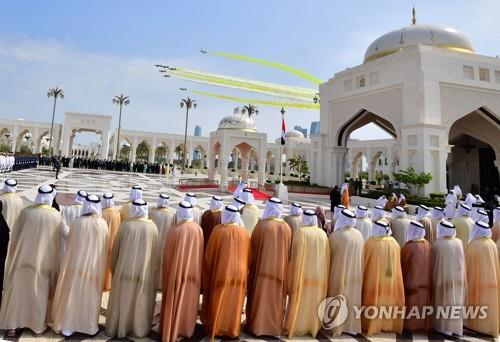 UAE를 방문한 교황을 환영하는 공중 분열식이 4일(현지시간) 열리고 있다. [AFP=연합뉴스]