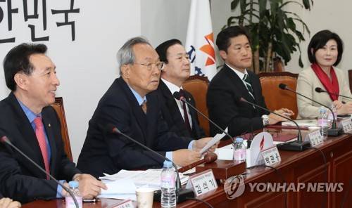 박관용 선관위원장, 회의 결과 발표 (서울=연합뉴스) 이진욱 기자 = 29일 박관용 자유한국당 당 대표 및 최고위원 선출을 위한 중앙당 선거관리위원회 위원장(왼쪽 두번째)이 국회에서 회의를 마친 뒤 결과를 설명하고 있다. 2019.1.29 cityboy@yna.co.kr