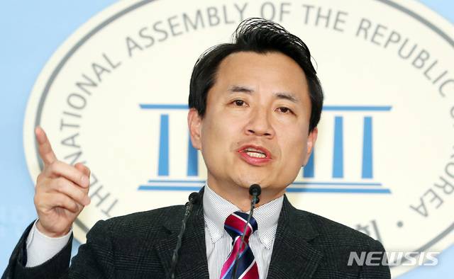 【서울=뉴시스】이종철 기자 = 자유한국당 김진태 당 대표 출마자가 31일 서울 여의도 국회 정론관에서 기자회견을 갖고 홍준표, 오세훈 당 대표 출마자를 공격하고 있다. 2019.01.31.jc4321@newsis.com