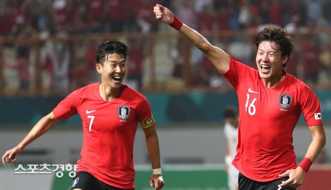 지난해 8월 인도네시아 위바와 묵타이 스타디움에서 열린 이란과의 2018 자카르타-팔렘방 아시안게임 남자 축구 16강전에서 황의조가 선제골을 넣으며 손흥민과 기뻐하고 있다. 김기남 기자