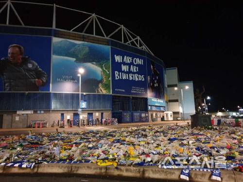 카디프 시티 경기장 앞에 에밀리아노 살라를 위한 꽃과 문구들이 흩어져 있다. 카디프 | 한지훈통신원