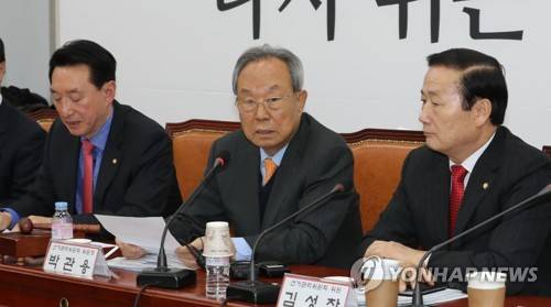 '2·27 전당대회 연기 없이 개최' 발표하는 박관용 (서울=연합뉴스) 하사헌 기자 = 자유한국당 박관용 선거관리위원장이 8일 오후 국회에서 열린 선관위 회의가 끝난 후 기자들에게 회의 결과를 발표하고 있다. 당 선관위는 이날 회의에서 당 대표를 포함한 지도부 선출을 위한 2·27 전당대회를 일정 변경 없이 개최키로 결정했다. toadboy@yna.co.kr
