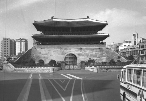 (서울=연합뉴스) 차도로 둘러싸인 1975년 숭례문.
