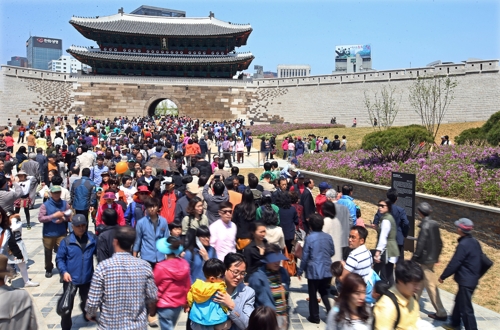(서울=연합뉴스) 복구 기념식이 열린 2013년 5월 숭례문과 행사장을 찾은 시민들.