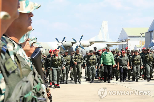군사훈련 행사 참석한 마두로 베네수엘라 대통령 (카라카스 AFP=연합뉴스)