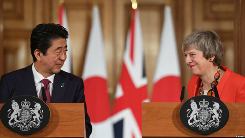 테레사 메이 영국 총리와 아베 신조 일본 총리가 영국 총리 관저에서 정상회담에 이어 공동기자회견을 했다.