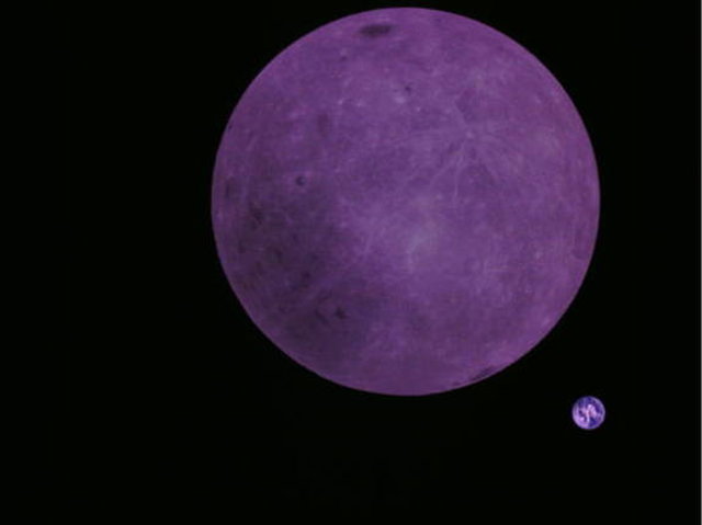 룽장-2가 보낸 이  달의 뒷면 이미지는 색보정을 하지 않은 상태이다. 우주에서 찍는 이미지는 어려운 사진 환경으로 인해 자주색빛이 덧씌워진다.(출처:MingChuan Wei / Harbin Institute of Technology / CAMRAS / DK5LA)