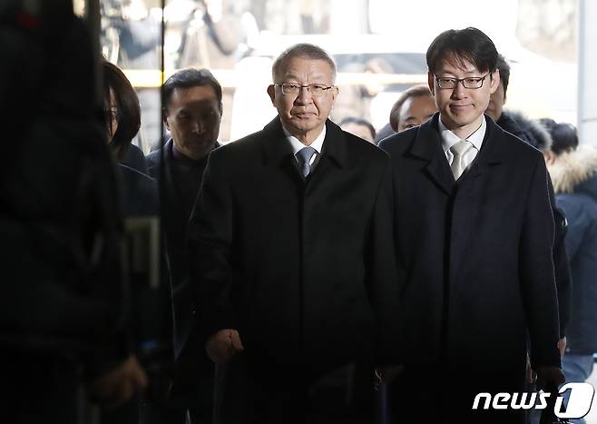 사법농단 의혹 정점으로 지목된 양승태 전 대법원장이 지난달 23일 오전 서울 서초동 서울중앙지방법원에서 열리는 구속 전 피의자심문에 출석하고 있다. /뉴스1 © News1 이승배 기자