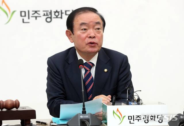 【서울=뉴시스】박영태 기자 = 31일 오전 서울 영등포구 여의도 국회에서 열린 민주평화당 의원총회에서 장병완 원내대표가 발언하고 있다. 2019.01.31.since1999@newsis.com
