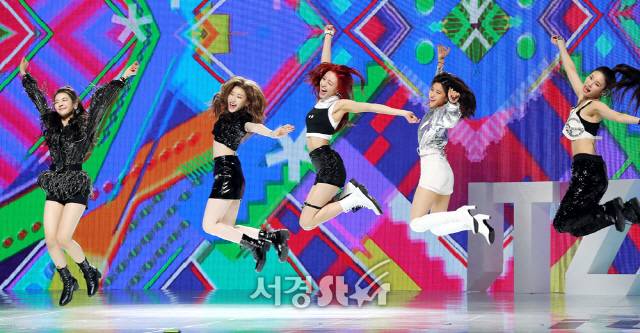 ITZY 멤버 예지, 리아, 류진, 채령, 유나가 12일 오후 서울 한남동 블루스퀘어에서 열린 ITZY 데뷔 디지털 싱글 앨범 ’IT‘z Different(있지 디퍼런트)’ 발매 쇼케이스에 참석해 화려한 무대를 선보이고 있다. /사진=양문숙 기자