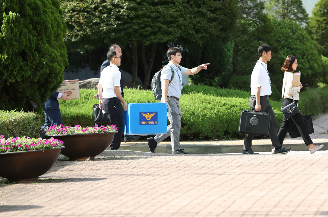 지난해 9월 서울 강남구 숙명여자고등학교를 압수수색한 경찰 수사관들이 압수물을 담은 상자를 들고 학교를 나서고 있다. 연합뉴스