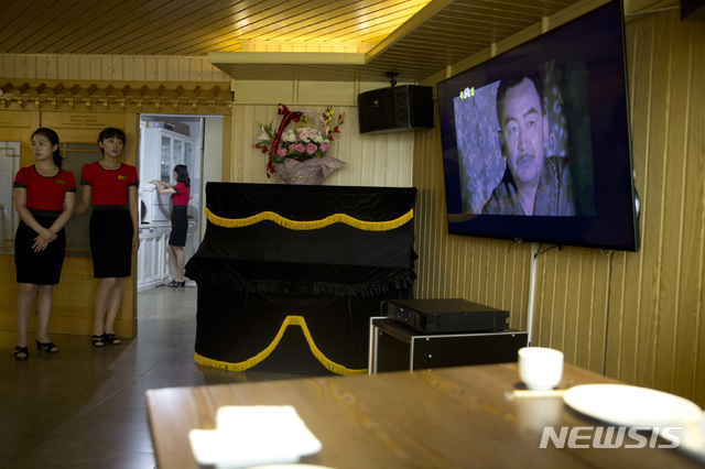 【평양=AP/뉴시스】북한 평양에 위치한 한 식당에서 종업원이 TV 드라마를 시청하고 있다. 사진은 지난 2018년 8월 15일 촬영된 것. 2019.02.13.