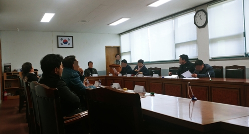 강원 강릉시의 한 면사무소에서 13일 부면장 갑질 발언과 관련해 지역사회단체들이 모임을 하고 있다.
