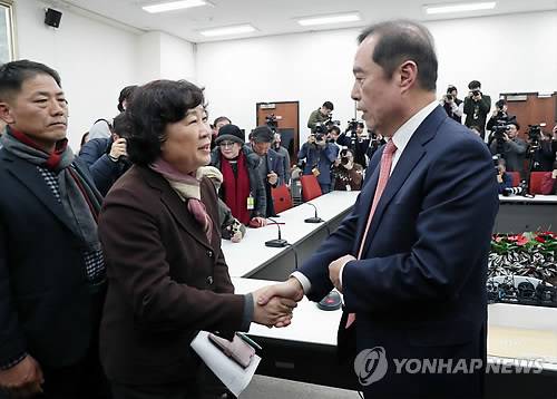 5.18 단체와 악수하는 김병준 비대위원장 (서울=연합뉴스) 이진욱 기자 = 자유한국당 김병준 비대위원장이 13일 국회를 방문한 5.18 단체 관계자들과 악수하고 있다. cityboy@yna.co.kr