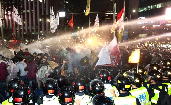 지난 2011년 6월 29일 오후 10시30분쯤 서울 중구 롯데호텔 앞에서 대학생 700여 명이 8 차로 중 4차로를 점거하고 반값등록금 공약 실천을 요구하는 시위를 벌였다. 경찰은 학생들이 해산하지 않자 물대포를 발사하고 수십 명을 연행했다. [중앙포토]