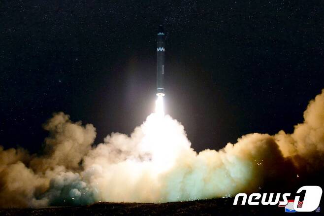 북한의  미국 전역에 도달할 수 있는 신형 대륙간탄도미사일(ICBM) '화성-15형' 발사 모습.  © AFP=뉴스1 © News1 우동명 기자