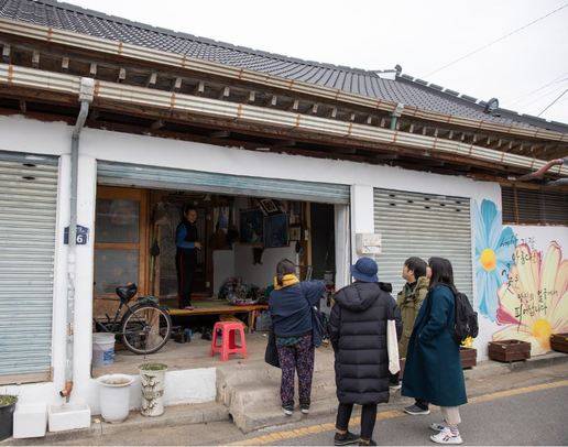 전북 전주시 완산구 중노송동에서 한달 동안 살고 있는 청년들이 지난달 10일 골목에서 이웃 주민을 만나고 있다. 전주시사회혁신센터 제공