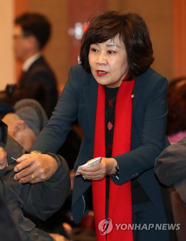 자유한국당 김순례 의원이 15일 오후 대구 그랜드호텔에서 열린 ‘영남상생포럼 출범식’에서 명함을 돌리고 있다. 연합뉴스