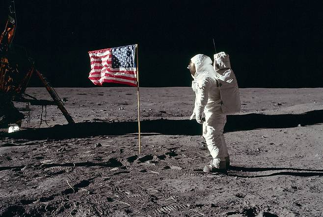 1969년 7월 20일 아폴로 11호로 인류 역사상 최초로 달에 착륙한 NASA 우주비행사 닐 암스트롱이 함께 도착한 동료 에드윈 올드린을 직접 촬영한 사진.(출처=NASA)