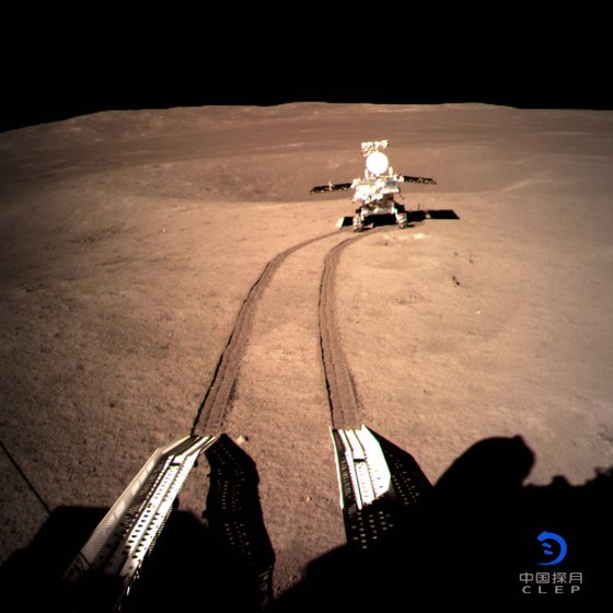 달 착륙선 창어 4호가 탐사선 로버 Yutu-2의 모습을 촬영한 사진. [Xinhua=연합뉴스]
