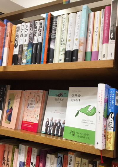 한국 소설들이 차츰 알려지면서 지난해 11월 신주쿠의 기노쿠니야 서점은 한국서적 코너를 신설했다. 1927년에 창업해 전국에 점포망을 가진 일본 기노쿠니야 서점이 한국서적 코너를 만든 것은 이번이 처음이다.