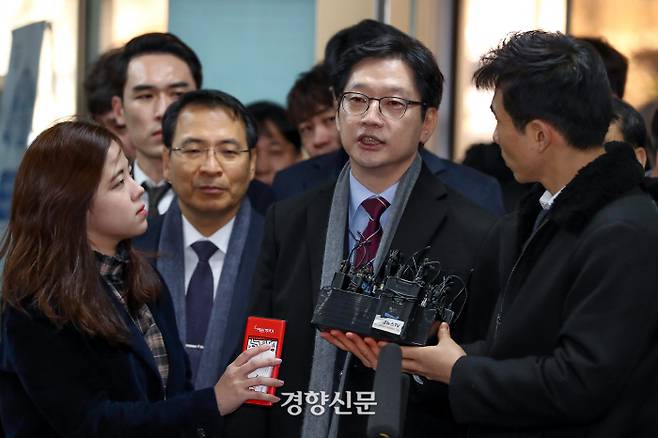 김경수 경남지사가 1월 30일 네이버 댓글조작 1심 선고 공판에 참석하기 위해 서울중앙지법에 들어서고 있다. / 이석우 기자