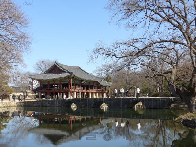‘광한루원’을 찾은 여행객들이 오작교 위를 거닐고 있다.