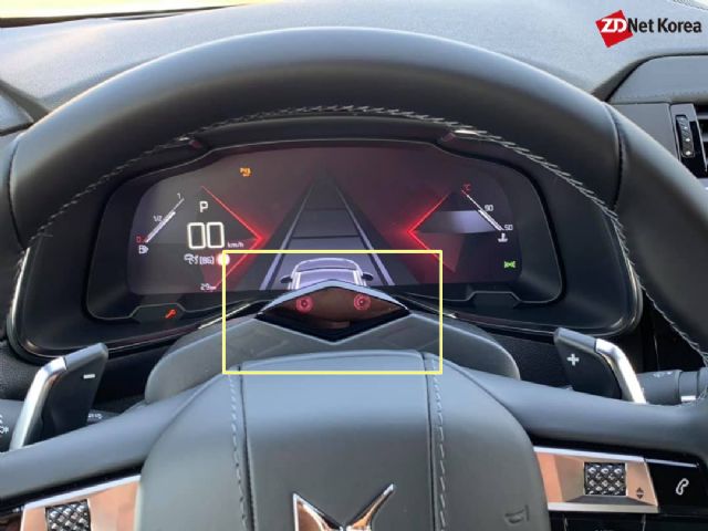 사용자의 눈동자를 감지할 수 있는 센서(노란 네모 안)가 작동시켜 운전자의 피로도 유무를 판단하는 DS 7 크로스백 (사진=지디넷코리아)