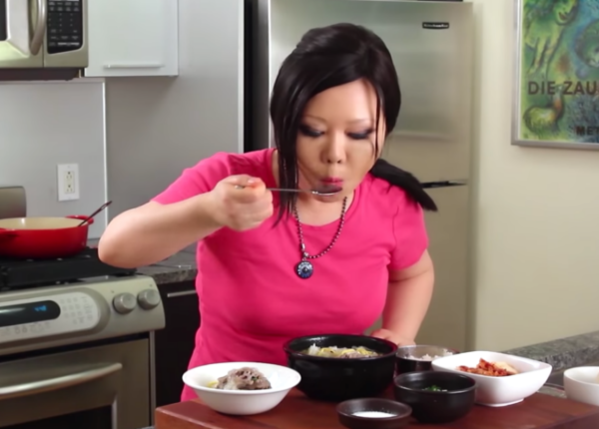 인기 유튜버 망치가 돌솥을 이용해 갈비탕을 만들어 먹고 있는 영상. /유튜브 캡처