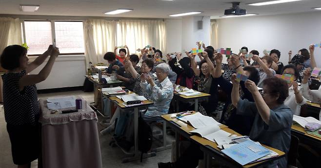서울 마포구 양원주부학교에서 수업을 듣고 있는 학생들.사진·서울시교육청 제공