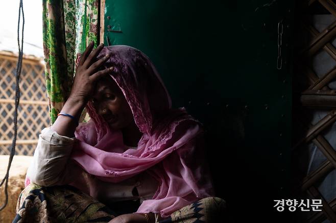 로힝야 여성이 지난해 6월 방글라데시 난민캠프에서 집단학살을 증언하다 괴로워하고 있다. 이 여성이 살던 미얀마 라카인주 북부의 쿠텐콱 마을에선 최소 148명의 로힝야 주민이 미얀마 군인들에게 숨졌다. 10세 미만 희생자도 33명으로 추산됐다. ⓒ조진섭