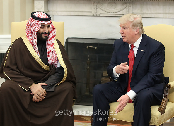 도널드 트럼프 미국 대통령(오른쪽)과 무함마드 빈 살만 사우디아라비아 왕세자가 2017년 3월 백악관에서 회담을 하고 있다. [게티이미지]