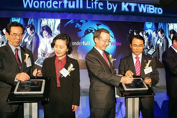 ⓒ연합뉴스 와이브로는 LTE와의 기술표준 경쟁에서 패했다. 아래는 2005년 열린 ‘KT 와이브로 서비스 개통식’.