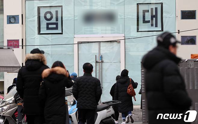 서울 종로구의 한 상가에 폐업 후 새 주인을 찾는 임대문의 안내가 붙어 있다.  © News1 오장환 기자