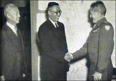1945년 11월 중국에서 돌아온 김구(가운데)가 이승만(왼쪽)의 주선으로 미 군정 사령관 존 리드 하지 중장을 만나 악수를 나누고 있다.‘이승만의 삶과 꿈’ 제공