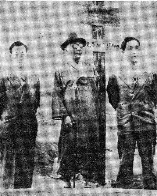 1948년 4월 ‘남북조선 제정당사회단체 연석회의’가 열리는 평양에 가기 위해 백범 일행이 38선을 넘기 전 기념촬영한 모습. 왼쪽부터 비서 선우진, 김구, 아들 김신.서울신문 DB 1948년 4월 ‘남북조선 제정당사회단체 연석회의’가 열리는 평양에 가기 위해 백범 일행이 38선을 넘기 전 기념촬영한 모습. 왼쪽부터 비서 선우진, 김구, 아들 김신.서울신문 DB