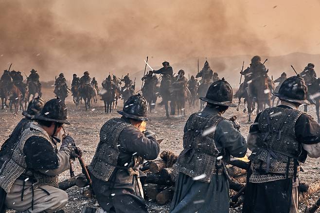 병자호란 당시 만주 기병과 조선군의 전투 장면을 재현한 영화 ‘남한산성’. 만주 기병은 압도적 전투력으로 조선군을 몰아붙였다. /CJ엔터테인먼트