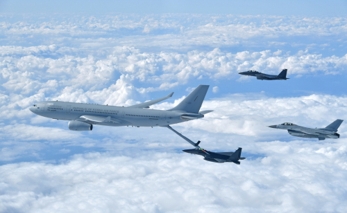 공군 KC-330 공중급유기가 기체 후방의 연료관을 통해 F-15K 전투기에 급유를 하고 있다. 공군 제공