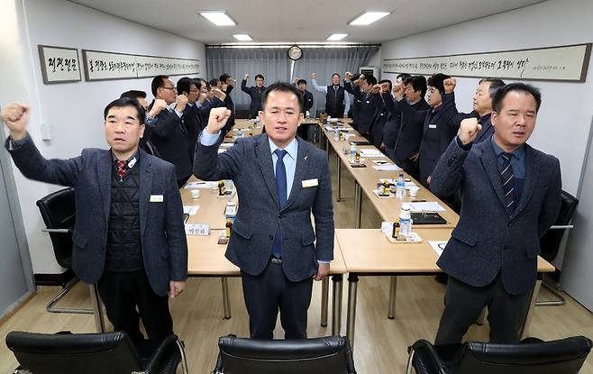 우진교통은 일반회사의 이사회에 해당하는 자주관리위원회를 한달에 한번씩 연다. 자주관리위원회는 대표와 노조위원장, 각 부서장 등 당연직 7명과 현장에서 선출한 노동자 대표 8명으로 구성된다. 지난 14일 우진교통 본사 회의실에서 열린 자주관리위원회 회의에 앞서 김재수 대표(가운데)와 박우용 노조위원장(오른쪽), 박진하 이사(왼쪽) 등을 비롯한 참석자들이 ‘임을 위한 행진곡’을 부르고 있다. 청주/강재훈 선임기자 khan@hani.co.kr