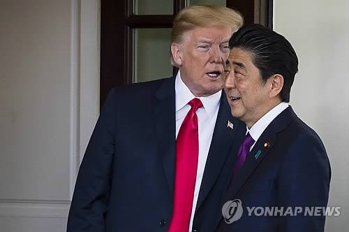 작년 방미때 아베에 귓속말하는 트럼프 - 미국 백악관에서 지난 2018년 6월 7일 방미 중인 아베 신조 일본 총리가 도널드 트럼프 미 대통령과 귓속말을 나누고 있다. 워싱턴DC EPA=연합뉴스 작년 방미때 아베에 귓속말하는 트럼프 - 미국 백악관에서 지난 2018년 6월 7일 방미 중인 아베 신조 일본 총리가 도널드 트럼프 미 대통령과 귓속말을 나누고 있다. 워싱턴DC EPA=연합뉴스