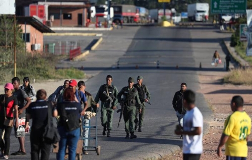 베네수엘라 군인들이 브라질 국경을 넘지 못하도록 주민들을 통제하고 있다. [브라질 뉴스포털 UOL]